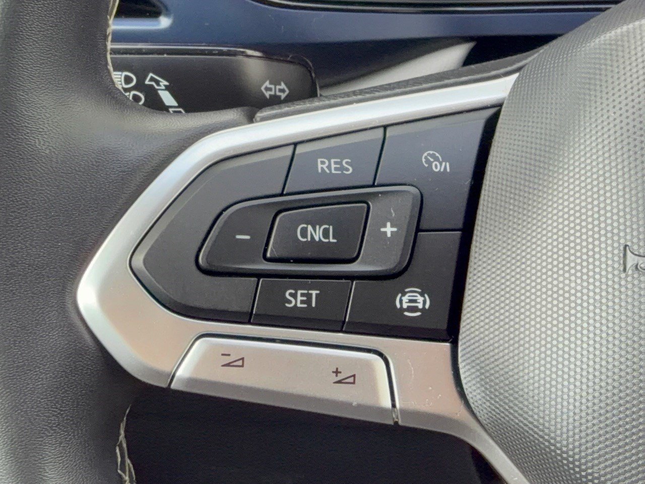 Used 2022 Volkswagen Taos SE w/ Panoramic Sunroof Package FWD image 18
