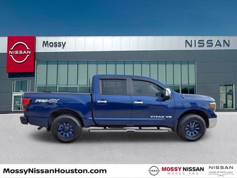 Used 2019 Nissan Titan SV w/ SV Convenience Package image 8