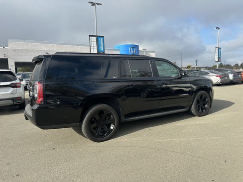 Used 2019 GMC Yukon XL SLT w/ Graphite Performance Edition image 3