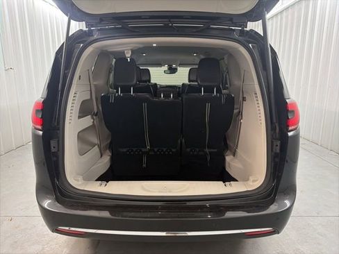 Used 2023 Chrysler Pacifica Touring-L image 24