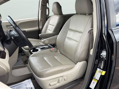 Used 2017 Toyota Sienna XLE w/ XLE Navigation Package FWD image 12