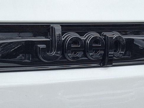 New 2025 Jeep Grand Cherokee Altitude image 19