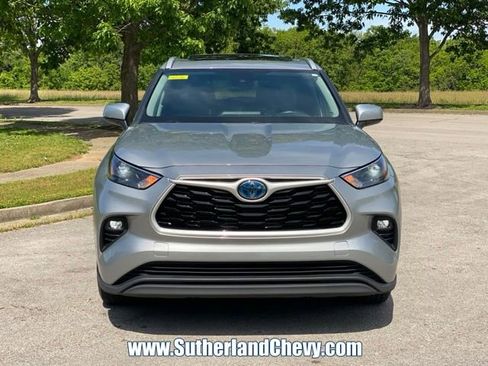 Used 2024 Toyota Highlander XLE AWD/4WD image 2