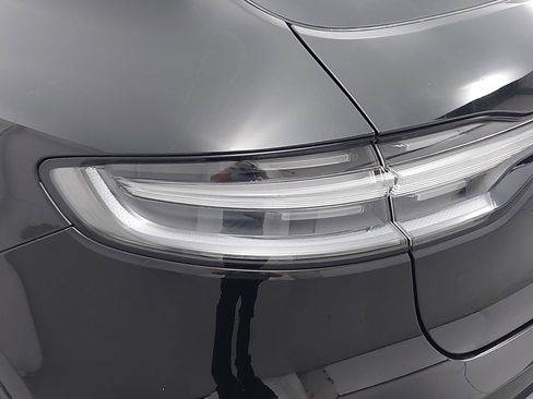 Certified 2022 Porsche Macan AWD/4WD image 36