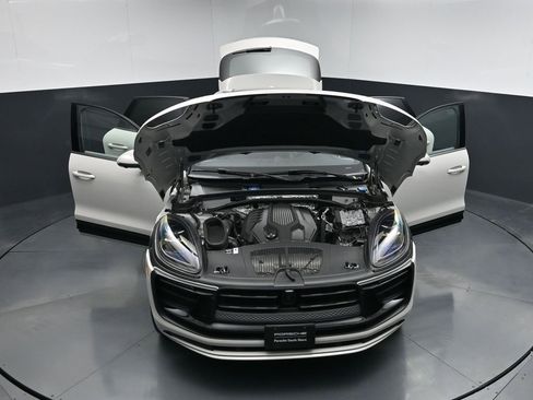 Certified 2025 Porsche Macan AWD/4WD image 32