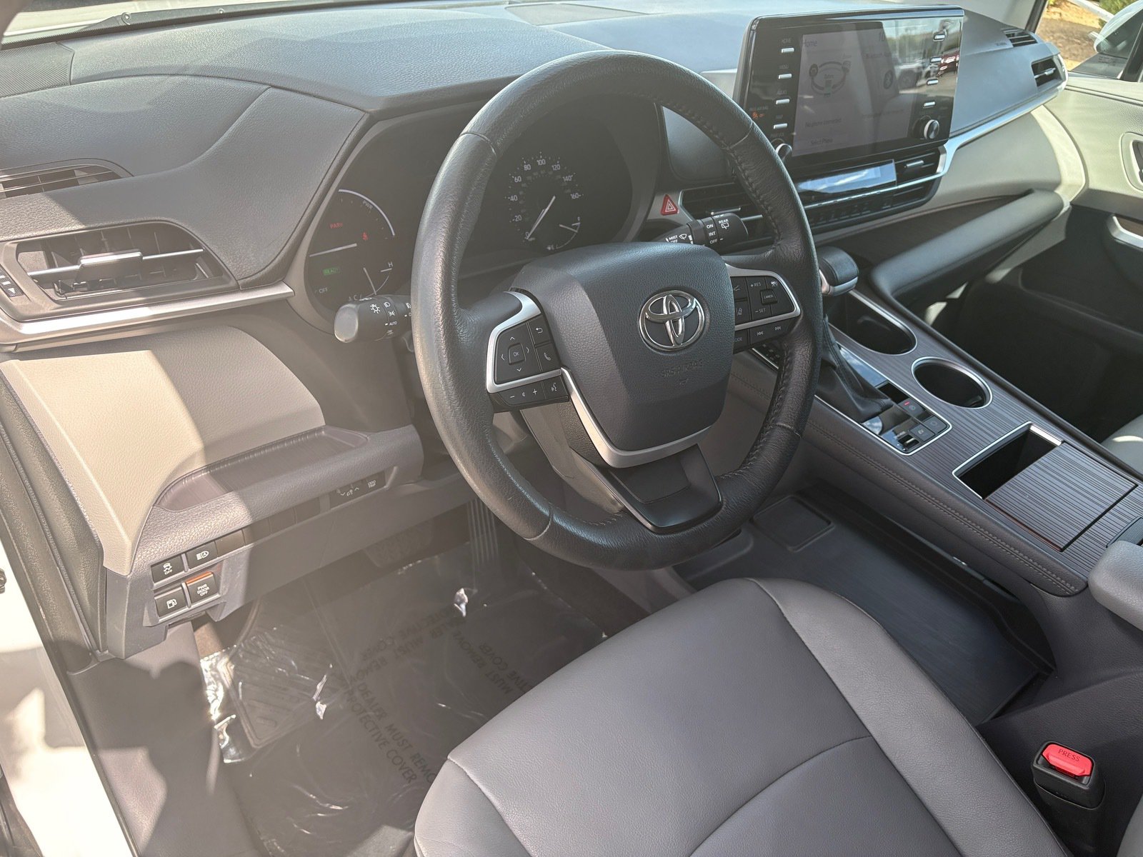 Used 2023 Toyota Sienna XLE FWD image 14