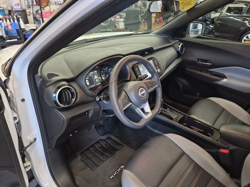 Used 2024 Nissan Kicks SR w/ SR Premium Package FWD image 11