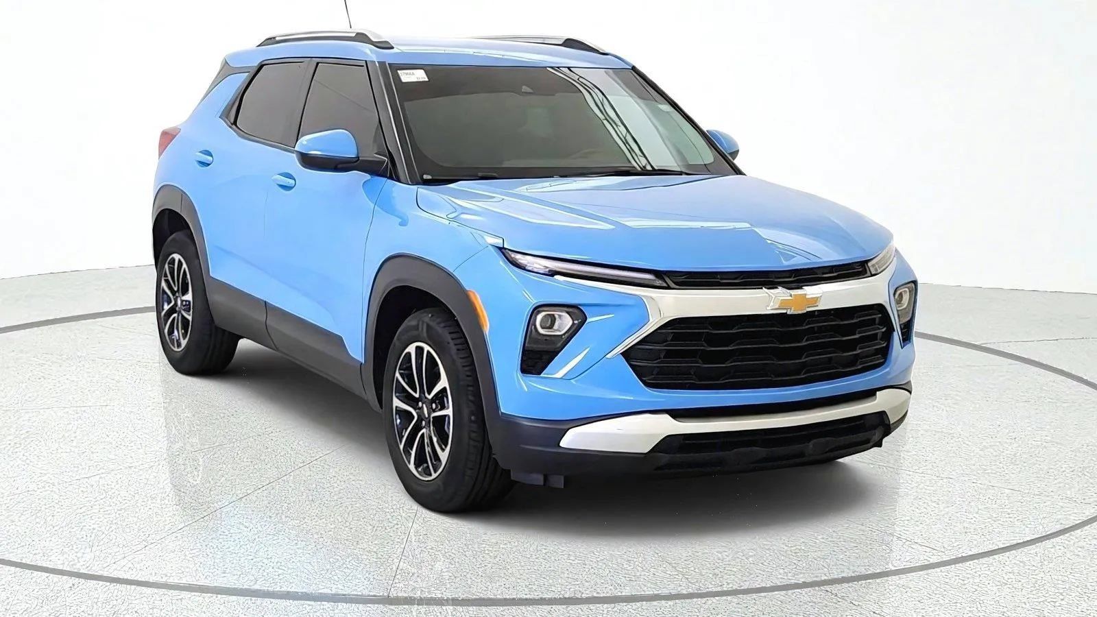 Used 2024 Chevrolet TrailBlazer LT w/ LT Cold Weather Package FWD image 2
