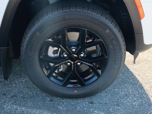 New 2026 Jeep Grand Cherokee L 2WD image 8