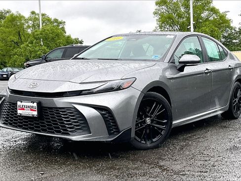 Used 2025 Toyota Camry SE FWD image 1
