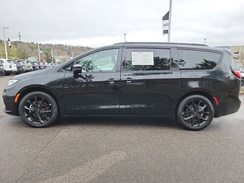 Used 2025 Chrysler Pacifica Limited image 25