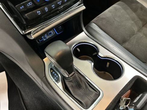 Used 2021 Jeep Grand Cherokee Laredo X image 18