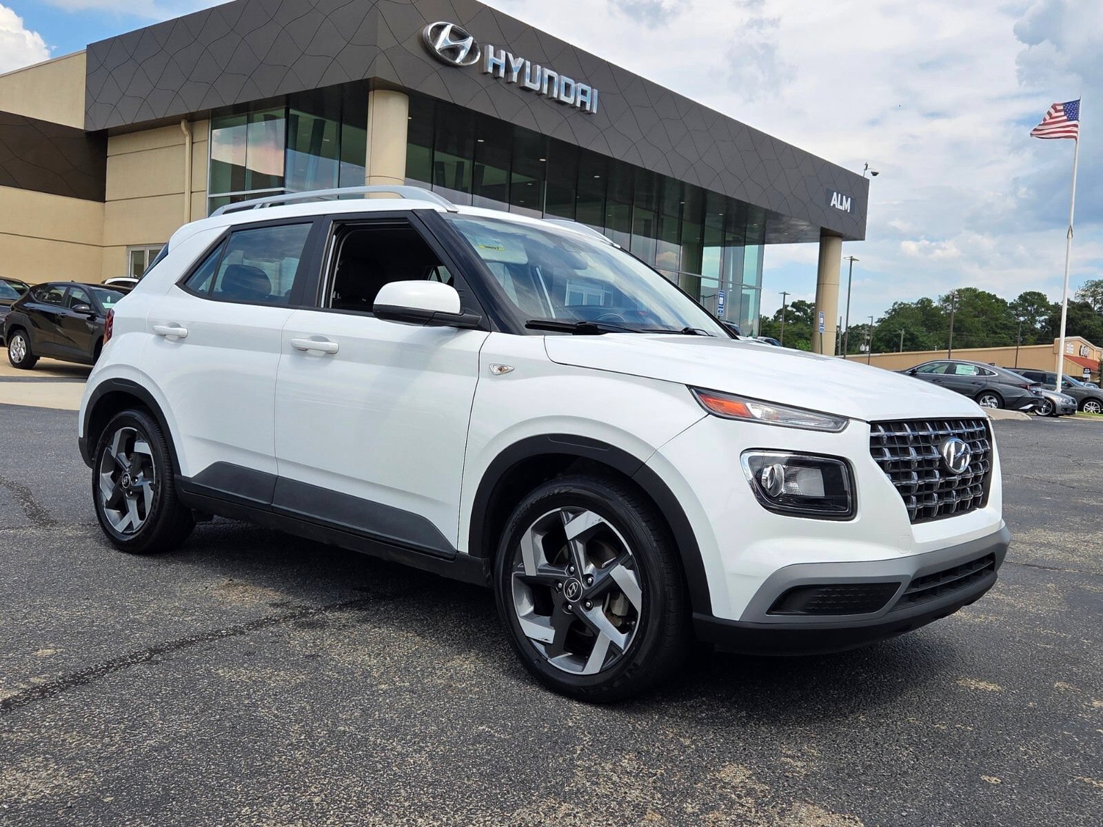 Used 2021 Hyundai Venue SEL FWD image 1