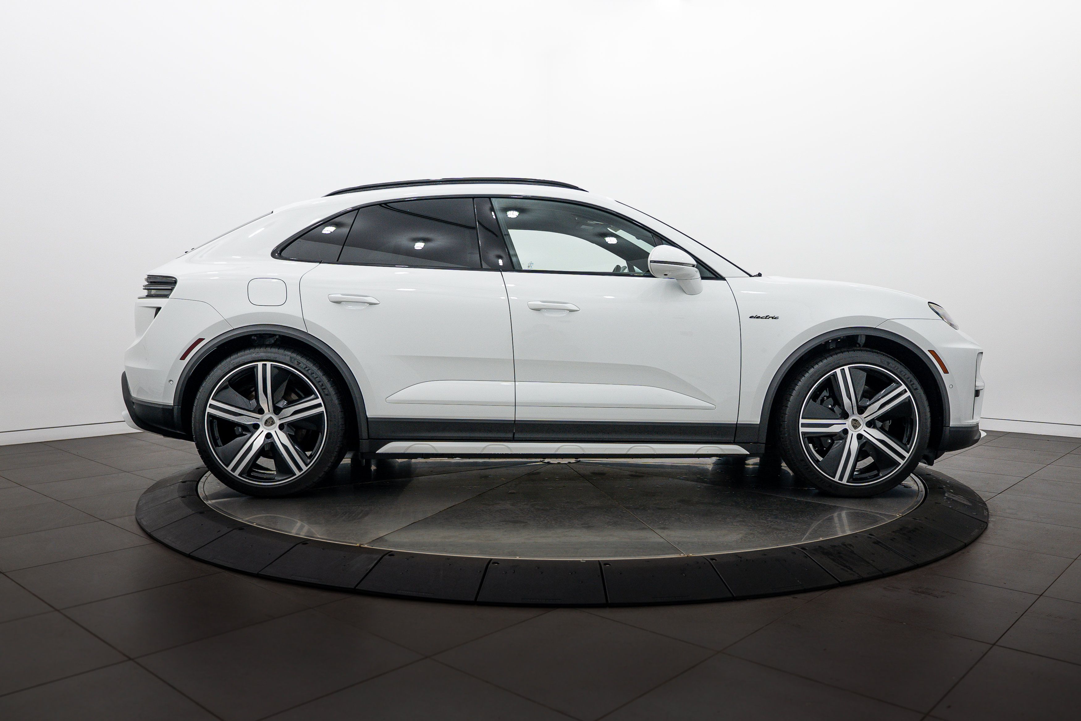Certified 2025 Porsche Macan Turbo Electric AWD/4WD image 8