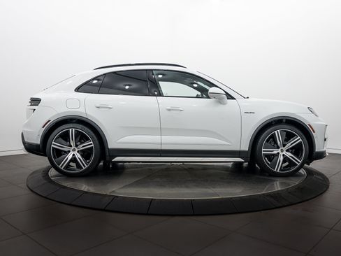 Certified 2025 Porsche Macan Turbo Electric AWD/4WD image 8