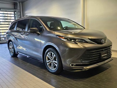 Used 2023 Toyota Sienna Platinum AWD/4WD image 7