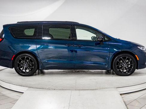 Used 2025 Chrysler Pacifica Limited FWD image 13