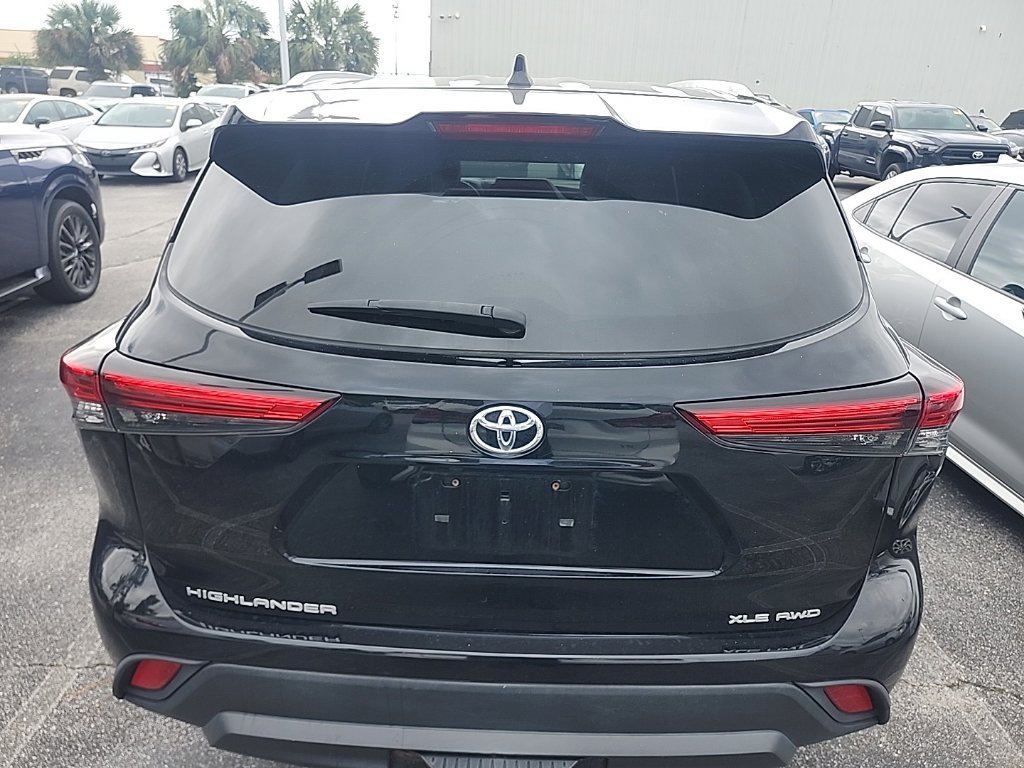 Used 2022 Toyota Highlander XLE AWD/4WD image 14