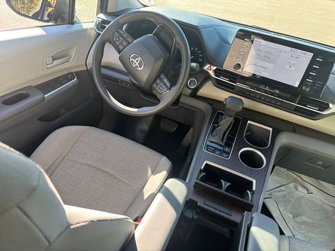 Used 2024 Toyota Sienna LE image 22