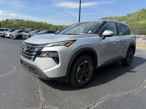 Used 2024 Nissan Rogue SV AWD/4WD image 3