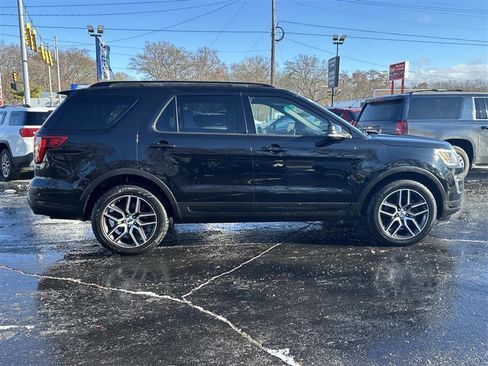 Used 2018 Ford Explorer Sport image 2