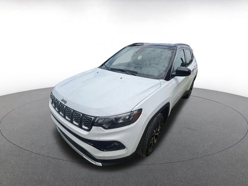 Used 2025 Jeep Compass Limited AWD/4WD image 2