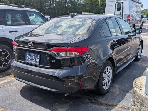 Used 2022 Toyota Corolla LE FWD image 3
