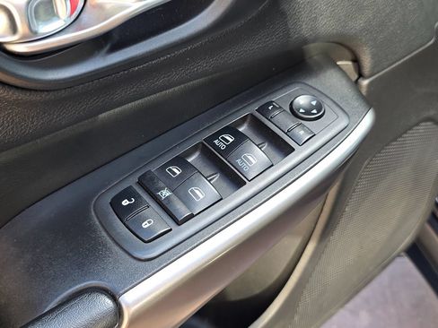 Used 2019 Jeep Cherokee Limited FWD image 29