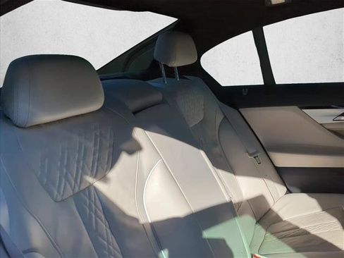 Used 2019 BMW 750i w/ M Sport Package image 17