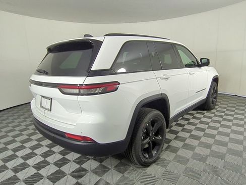 New 2025 Jeep Grand Cherokee Altitude image 4