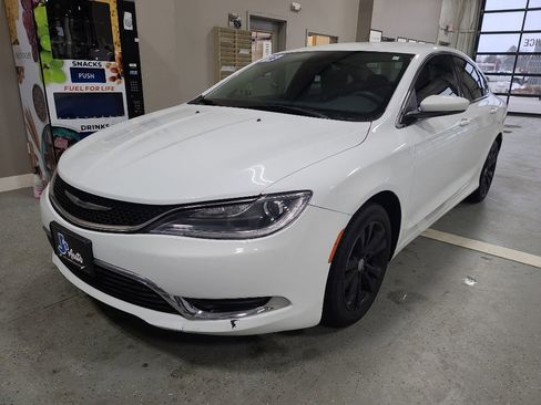 Used 2016 Chrysler 200 Limited image 2
