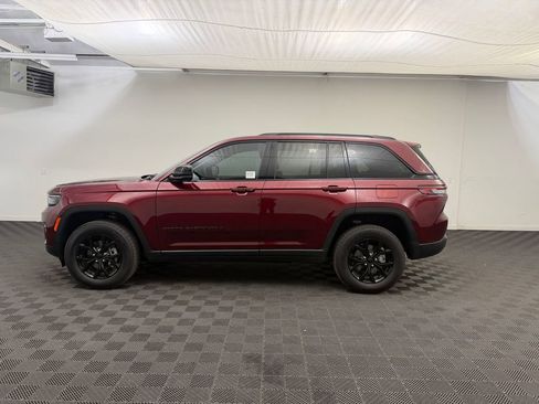 Used 2025 Jeep Grand Cherokee Altitude AWD/4WD image 2