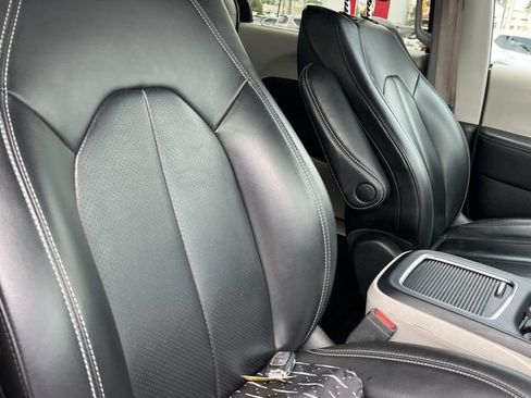 Used 2023 Chrysler Pacifica Touring-L FWD image 26