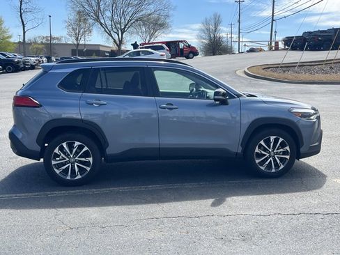 Used 2025 Toyota Corolla Cross XLE image 4