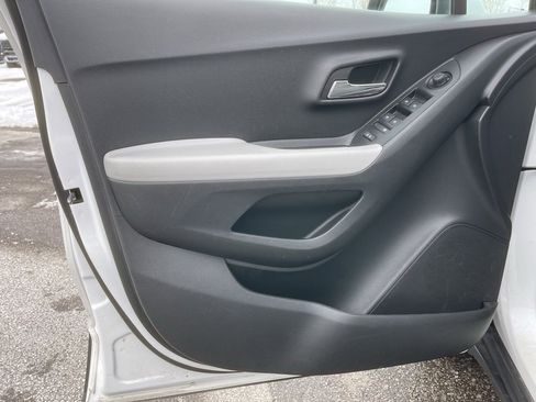 Used 2022 Chevrolet Trax LT w/ LT Convenience Package image 9