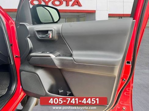 Used 2022 Toyota Tacoma TRD Off-Road AWD/4WD image 17