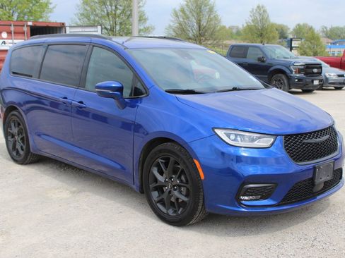 Used 2021 Chrysler Pacifica Touring-L w/ Uconnect Theater Family Group image 8