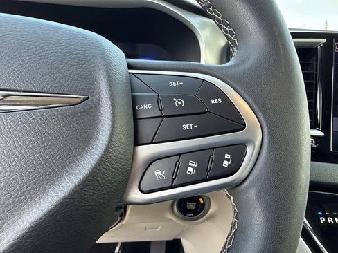 Used 2023 Chrysler Pacifica Touring-L image 32