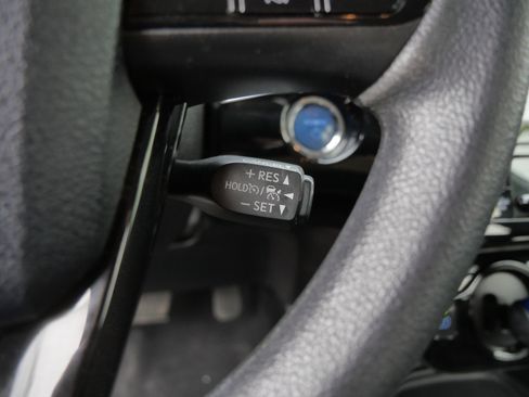 Certified 2020 Toyota Prius LE FWD image 29