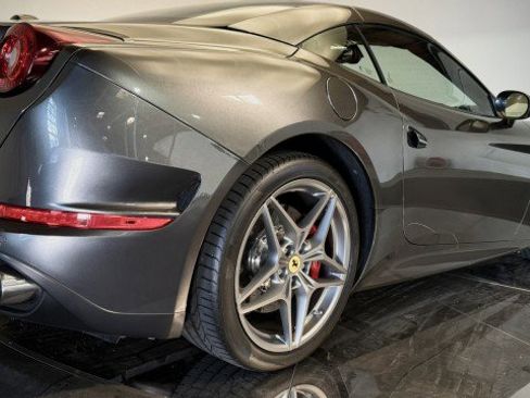 Used 2017 Ferrari California T RWD image 33