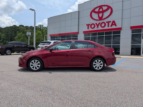 Used 2025 Toyota Corolla LE FWD image 2