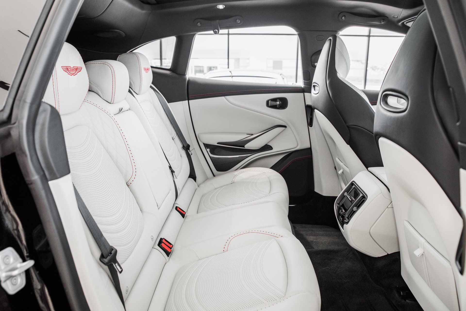 Used 2022 Aston Martin DBX AWD/4WD image 16