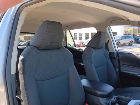Used 2021 Toyota RAV4 LE AWD/4WD image 18