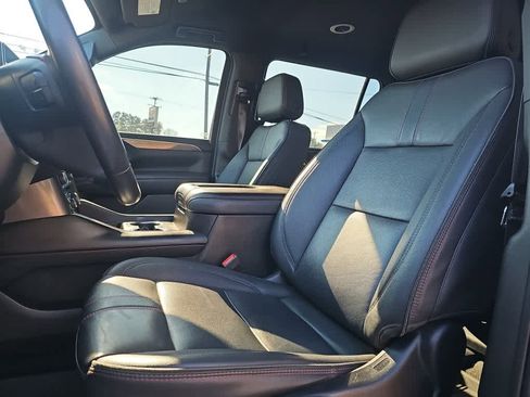 Used 2022 Chevrolet Suburban RST w/ Luxury Package image 12