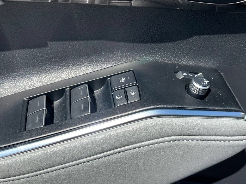 Used 2026 Toyota Highlander Limited AWD/4WD image 8