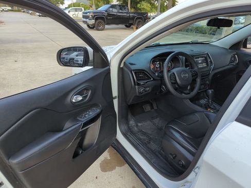 Used 2020 Jeep Cherokee Latitude Plus FWD image 6