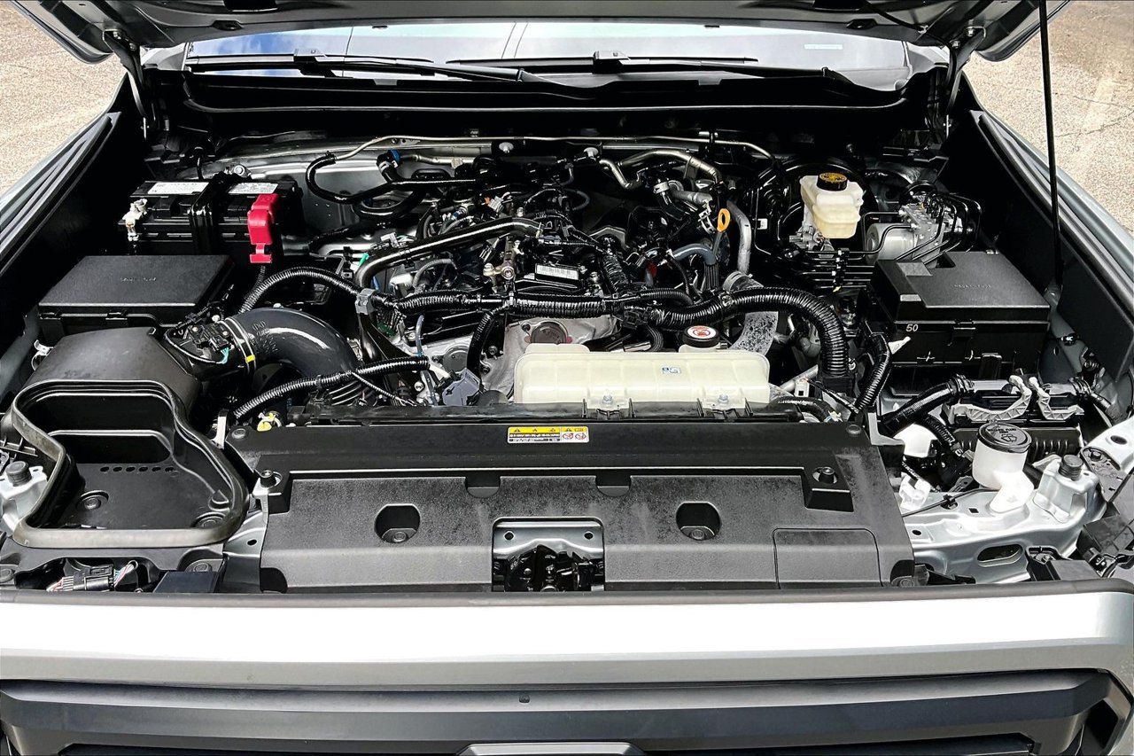 Used 2025 Toyota Tacoma SR5 AWD/4WD image 30