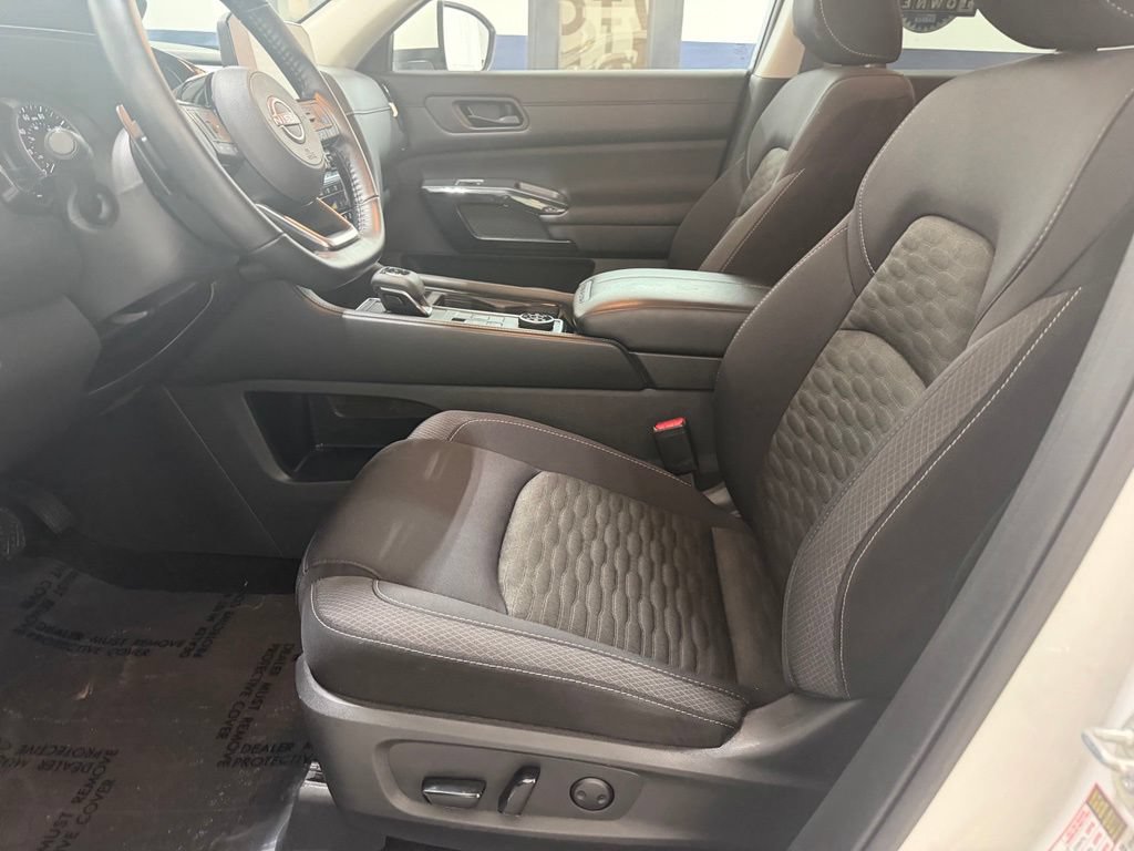 Used 2023 Nissan Pathfinder SV w/ Black Appearance Package AWD/4WD image 28