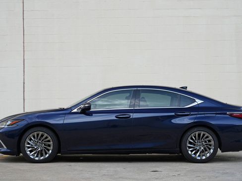 Used 2025 Lexus ES 350 Ultra Luxury w/ Accessory Package (Z1) FWD image 9