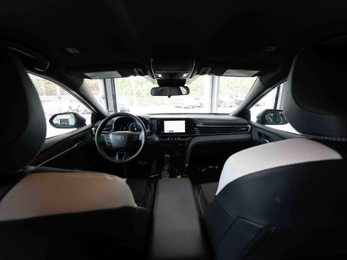 Used 2025 Toyota Camry SE image 19